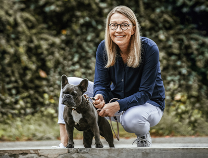 Französischer Bulldog, Hund, Leine, Spaziergang, Frauenfigur mit Hund